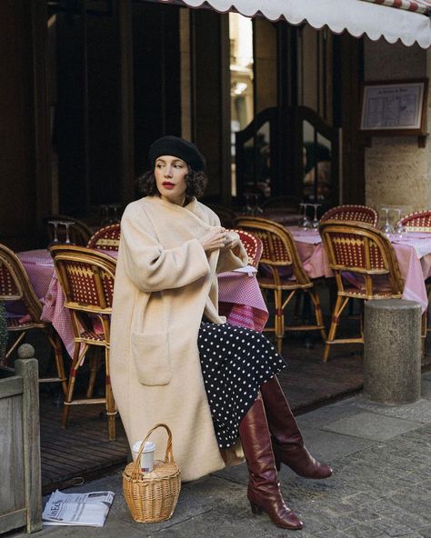 Mélodie (@melodiebance) | Instagram Beret And Scarf Outfit, Beret Curly Hair, Emily In Paris Dress, French Elegance Fashion, Beret Outfits, Paris Vibe, Parisienne Style, Elegance Fashion, 2023 Outfits