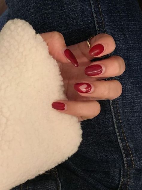 dark red nails with a heart cut-out accent for Valentine's Day nails Mauve Nails, Valentines Day Nails, Heart Nail Designs, Pink Glitter Nails, Romantic Nails, Latest Nail Trends, Hot Pink Nails, Nude Nail Designs, Red Nail Designs