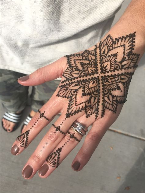 Top Hand Henna Designs, Boho Henna Designs, Indian Henna Tattoo, Henna Palm, Hand Tattoo Designs, Henne Tattoo, Henna Flower Designs, Cute Henna Designs, Cute Henna Tattoos