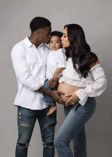 Family Photoshoot In Studio, Pregnancy Photos Family, Family Pregnancy Photoshoot, Natural Maternity Photography, Family Photoshoot Outfit Ideas, Studio Minimalist, Photoshoot In Studio, Studio Maternity Shoot, Maternity Picture Outfits