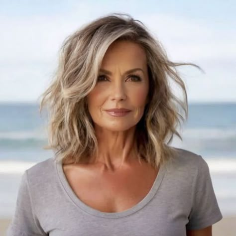 Sidepart Haircut Woman, Blonde Hair Transformations, Haircuts For Medium Length Hair, Haircuts For Women Over 50, Layered Haircuts For Medium Hair, Hairstyles And Haircuts, Blending Gray Hair, Beautiful Hairstyles, Shoulder Length Hair Cuts