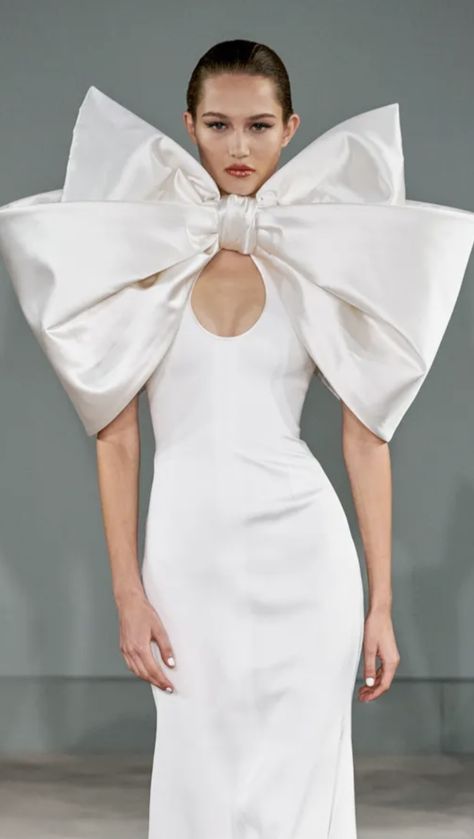 Big Bow Dress Gowns, Bow Dress Runway, Bow Trend, Ancient Dress, Frock And Frill, Bow Fashion, Dior Dress, Outfits Dress, Couture Mode