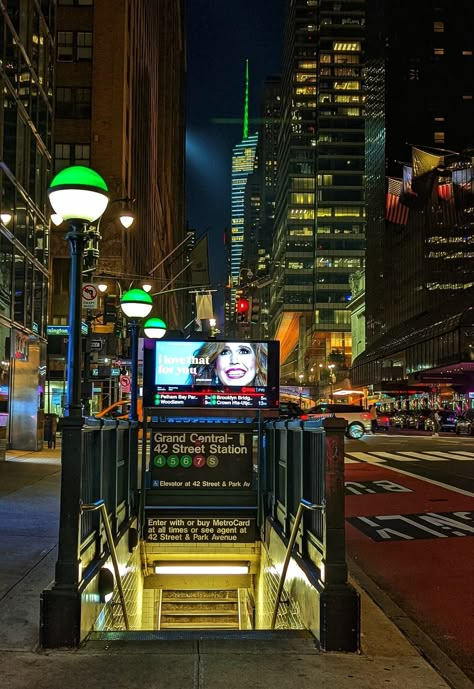 New York Underground Aesthetic, Vintage New York Aesthetic, Nyc Core, New York In December, New York Street Art, 90s New York, Nyc Baby, Albany New York, Autumn In New York