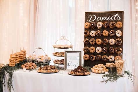 Dessert Table With Donut Wall, Donut Board Diy, Donut Wall Diy, Diy Donut Wall, Donut Business, Breakfast Display, Salty Bar, Donut Board, Donut Walls