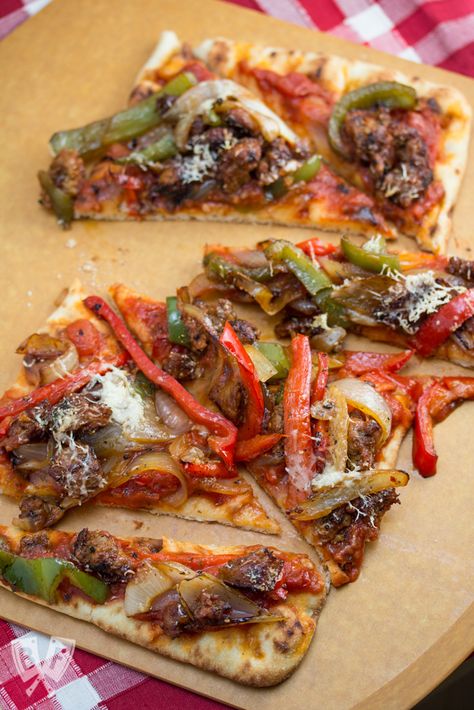 Spicy Italian Sausage and Peppers Pizza - Because what’s better than classic Italian comfort food in pizza form? Sausage Flatbread, Italian Sausage And Peppers, Spicy Italian Sausage, Italian Comfort Food, Sausage And Peppers, Feed A Crowd, Easy Comfort Food, Father In Law, Recipes Homemade