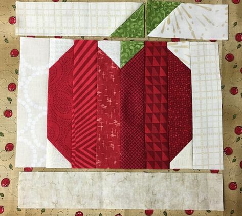 Paper Quilting, Mug Rug Tutorial, Quilted Coasters, Mug Rug Patterns, Miniature Quilts, Sewing Tutorials Free, Quilt Block Tutorial, Quilts Ideas, Mini Quilts