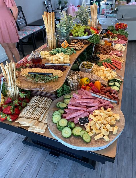 Charcuterie Table, Charcuterie Board Meats, Grazing Board, Party Food Buffet, Food Buffet, A Charcuterie Board, Charcuterie Inspiration, Charcuterie Board Ideas, Grazing Table