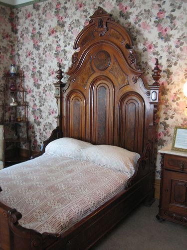 Garden Victorian, Victorian Bed, Vintage Bedroom Decor, Victorian Home Decor, Victorian Bedroom, Victorian Interiors, Gothic Furniture, House Bedrooms, Victorian Furniture