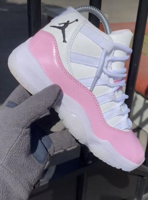 Tenis Jordan Retro, Pink Jordan 11, Nike Shoes Women Fashion, Back To School Shoes, Cartoon Shoes, Pretty Sneakers, Trendy Shoes Sneakers, Jordan Shoes Girls, Jordan Shoes Retro