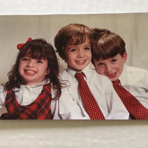 Awww 💚💚 Charlie Puth and siblings 💚💚 Happy Sibling Day, Sibling Day, Siblings Goals, Sibling Poses, Dream Family, Childhood Photos, Charlie Puth, Charming Charlie, Blonde Girl