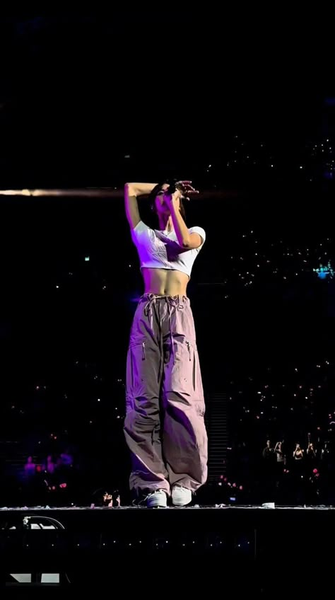 Lisa Award Show, Lisa Award Show Outfit, Lisa Award, Lisa Foto, Lisa Body, Blackpink Dress, Born Pink Concert, Outfits Quotes, Pink Concert