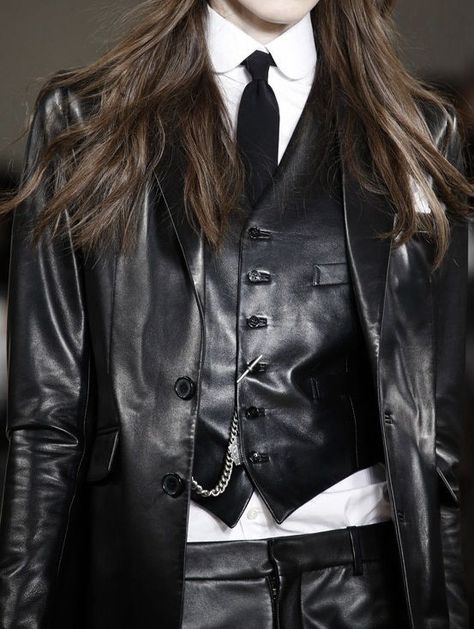 Woman In Suit, Extreme Fashion, Ralph Lauren Fall, Tomboy Chic, Leather Suit, Beautiful Clothes, Dark Fashion, Fall 2015, Suit And Tie