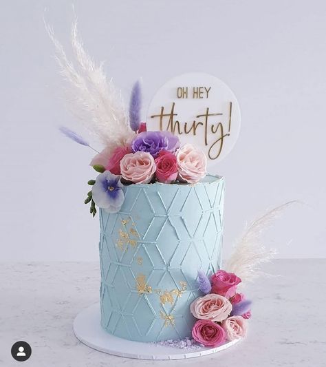 Lilac Bday Cake, Lilac Cake Designs Birthday, Lilac Cakes Birthday Aesthetic, Purple Floral Cake Birthday, Lavender Flower Cake Design, Cake With Flowers, Birthday Cake With Flowers, Beautiful Cake Designs, Pink Birthday Cakes