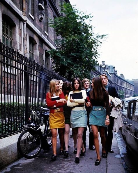 🌼1960s and 1970s🌼 on Instagram: “Paris, 1967 🎀 Photographed by Jean-Claude Deutsch for Paris Match #vintageparis #parismatch #jeanclaudedeutsch” Fashion In Paris, Swinging London, Walking Down The Street, 60s 70s Fashion, 60s And 70s Fashion, Richard Iii, Streets Of Paris, Swinging Sixties, Vintage Paris