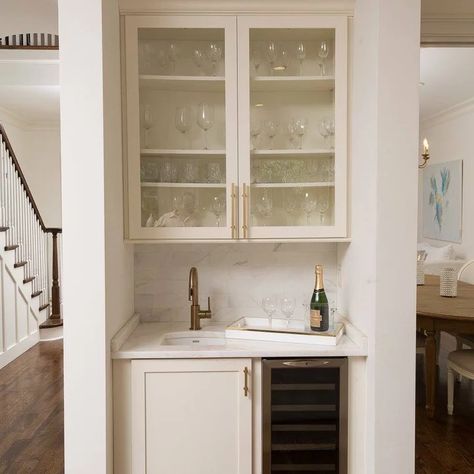 75 Small Wet Bar Ideas You'll Love - June, 2022 | Houzz Beverage Nook, Wet Bar Ideas In Living Room, Small Built In Bar, Small Wet Bar Ideas, Small Wet Bar, Dry Bar Ideas, Small Kitchen Bar, Built In Wet Bar, Wet Bar Designs