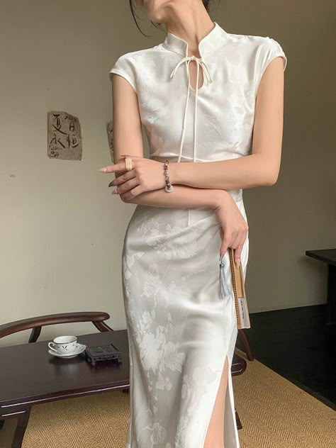 Modern Japanese Dress, Chinese Brocade Dress, Tea Dresses For Women, Chinese Qipao Modern, Chinese Inspired Dress, Modern Qipao Wedding, White Grad Dresses, Green Qipao, Qipao Wedding Dress