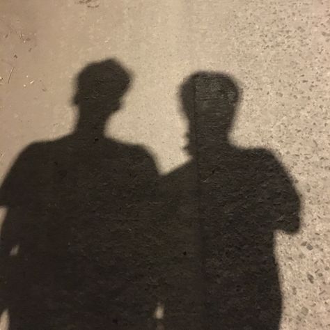 Shadow Pictures Boy, Night Walk With Boyfriend, Boys Night Out Aesthetic, Late Night Walks Couple, Shadow Pictures Night, Shadow Of Couple, Night Pfp, Night Walking Aesthetic, Couple Shadow