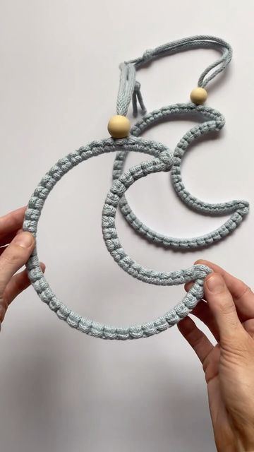 Moon Macrame Tutorial, Macrame Moon Diy, Macrame Gifts, Moon Macrame, Moon Keychain, Diy Keychains, Macrame Tutorial, Keychains, Macrame