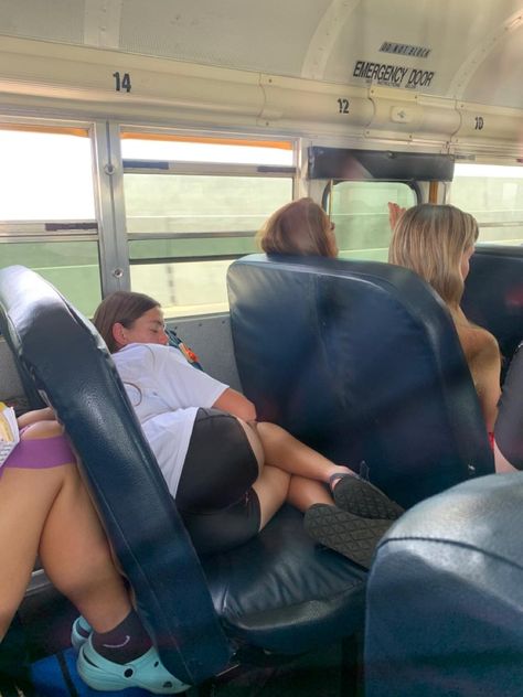 high school sports track cross county meet race bus nap aesthetic Cool High School Outfits, Ripsquad Aesthetic, Penjamin Aesthetic, Nap Aesthetic, Mechanic Aesthetic, High School Aesthetic, Back Arching Pose, School Leggings, Bus Photo