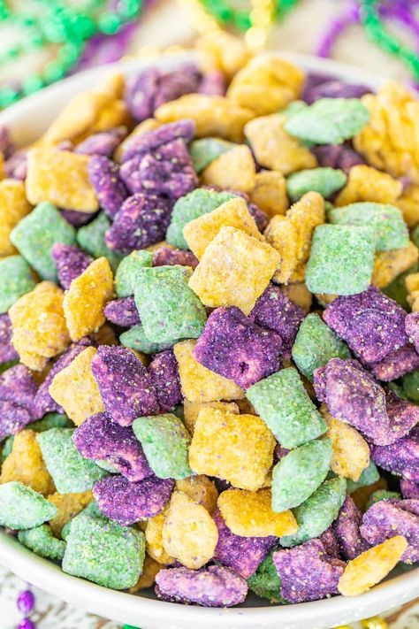 Mardi Gras Muddy Buddies – cinnamon Chex cereal tossed in peanut butter, yellow, purple, and green candy melts, powdered sugar, and colored sugar. This stuff is SO good! I am totally addicted to it!! This recipe makes a TON! Whip up a batch and share with friends and family. #mardigras #puppychow #muddybuddies #chex #candy #dessert Mardi Gras Snacks, Mardi Gras Food Ideas, Mardi Gras Party Food, Mardi Gras Desserts, King Cake Bites, Cinnamon Chex, Mardi Grad, Mardi Gras Recipes, Muddy Buddies Recipe