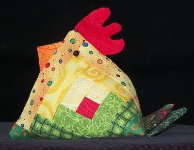 Un poco de amarillo: Mayo 2011 Chicken Pincushion Pattern, Chicken Pincushion Patterns Free, Chicken Pin Cushion Pattern Free, Chicken Pin Cushion Pattern, Chicken Printables Free, Sewing Chicken, Chicken Pincushion, Chicken Pin Cushion, Chicken Patterns