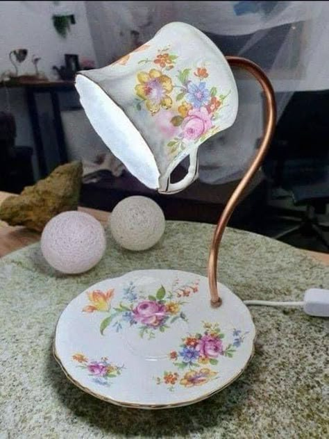 Tea Cup Lamp, Tea Cups Diy, Memory Diy, Cup And Saucer Crafts, Tea Cup Art, Bloxburg Kitchen, Teacup Crafts, China Crafts, Decoration Shabby