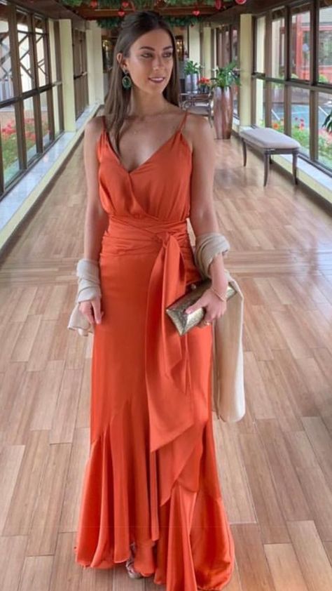 Tendências de cores para o verão 2020 - Vânia Carvalho Orange Dress Formal, Formal Prom Dresses, 2020 Prom Dresses, Spaghetti Strap Prom Dress, Stil Boho, Long Prom Dresses, Bridesmaids Dress, Outfit Trends, Dress Spaghetti