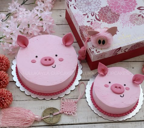 Pig Cake Decoration, Birthday Cake Piggies, Animal Cakes Buttercream, Diy Pig Cake, Pig Themed Birthday Cake, Pig Cakes Birthday, Piggy Cake Ideas, Cute Pig Cake, Piggy Birthday Cake