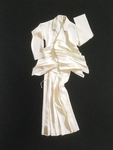 Issey Miyake pleated white outfit laying on black backdrop Irving Penn, Models Off Duty Style, Bella Hadid Outfits, Branding Photos, Vintage Store, Vintage Style Outfits, Issey Miyake, Mom Style, Minimal Fashion