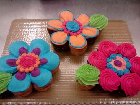 flower cupcake cakes!  Fun idea for a little girl birthday Flower Cupcake Cake, Cupcakes Flores, Cupcakes Design, Pull Apart Cupcake Cake, Flower Cupcake, Pull Apart Cake, Pull Apart Cupcakes, Gateaux Cake, Cupcake Designs