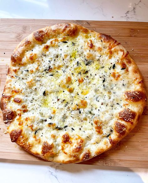 Four Cheese Pizza and Nomadland » Djalali Cooks Quattro Formaggi Blue Cheese Pizza, Four Cheese Pizza, Cheese Pizza Recipe, Parmesan Pizza, Pizza Roll Up, Quick Pizza, Pizza Casserole, Pizza Recipes Homemade, Low Carb Pizza