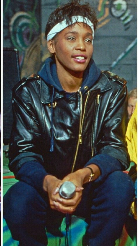 Whitney Houston Young, Whitney Houston, Mariah Carey, Photoshoot Poses, Celebrities Female, Houston, Leather Jacket, Queen, Wardrobe