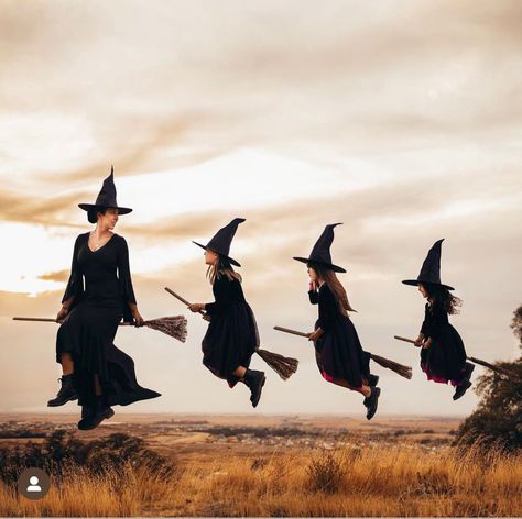 Family Halloween Photoshoot, Best Family Halloween Costumes, Creative Costume Ideas, Spooky Halloween Food, Creative Costume, Friend Groups, Witch Photos, Witch Rituals, Three Witches