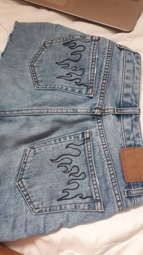 Cositas que le puedes hacer a tus jeans esta cuarentena Flame Jeans, Painting Dress, Jean Diy, Mesh Outfit, Jeans Art, Diy Outfits, Diy Sy, Painted Clothes Diy, Thrift Flips