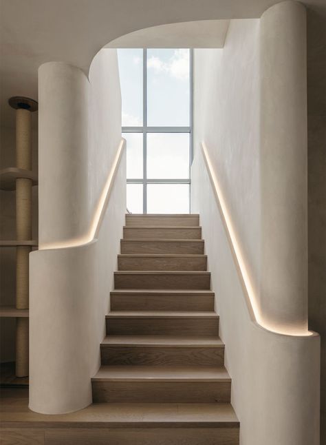 Modern House Stairs Design, Modern Stairs Ideas, Lighting Stairs Ideas, Statement Stairs, Plaster Stairs, Limewash Stairs, Minimalist Staircase Design, Modern Staircases, Cool Staircase Ideas