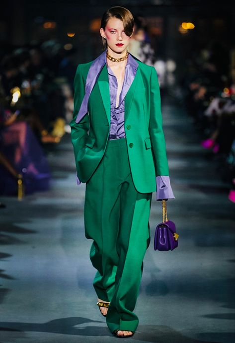 Zendaya Green Suit, Model Outfits Runway, Green Runway, Green Dress Outfit, Cool Greys, Green Pants Outfit, Gucci Suit, Fashion Shooting, Purple Suits