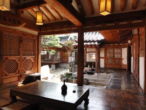 Korean Architecture Traditional, Korean Home Interior, Hanok House, Korean Traditional House, Traditional Korean House, Hanok Village, Bukchon Hanok Village, Asian House, Chinese Fans