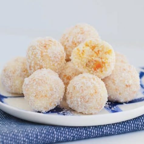 Apricot, White Chocolate & Coconut Balls - Bake Play Smile Chocolate Spring Desserts, Apricot Balls, Chocolate Coconut Balls, Chocolate Apricot, White Chocolate Coconut, Sweetened Condensed Milk Recipes, Sweet Lunch, Apricot Recipes, Deserts Easy