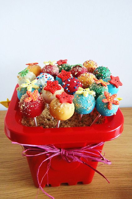 Cute display for cake pops for a pool party. brown sugar as sand bucket for display. Beach Cake Pops, Cake Pop Displays, Beach Themed Cakes, Beach Cake, Ocean Cakes, Oreo Balls, Beach Birthday Party, Beach Cakes, Pool Birthday