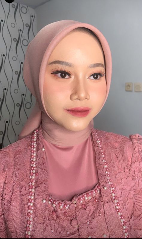 Makeup Flawless Natural, Inspirasi Make Up, Make Up Simple Natural Hijab, Make Up Bridesmaid Hijab, Make Up Perpisahan Sekolah, Simple Makeup Looks For Graduation, Makeup Wisuda Hijab Natural, Make Up Perpisahan, Makeup Bridesmaid Hijab