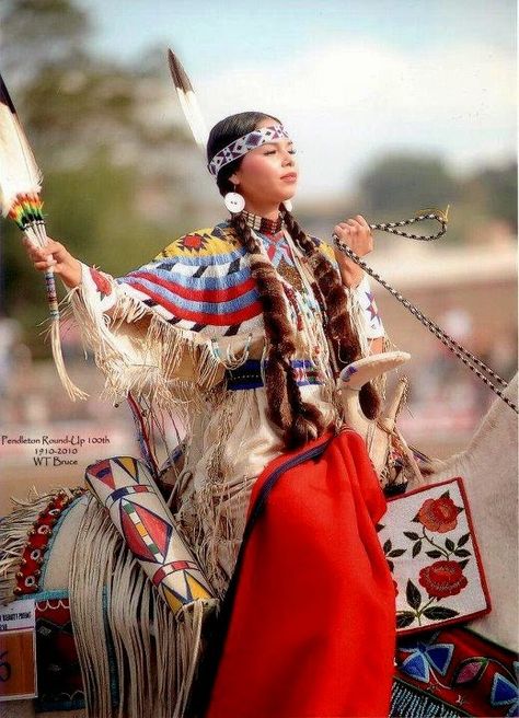 Pendleton Round Up, Native American Dress, Native American Woman, Native American Regalia, Native American Images, Native American Pictures, Native American Peoples, Native American Heritage, American Indian Art