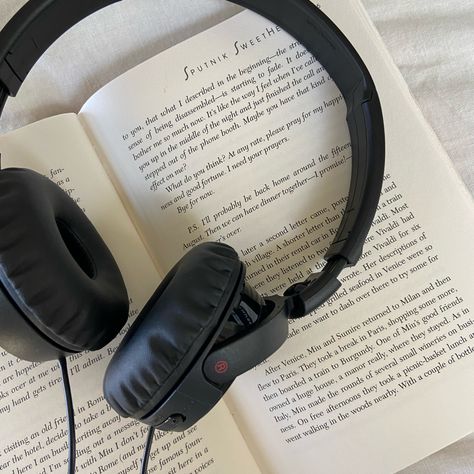 Headphone Icons Aesthetic, Headphone Book Aesthetic, Reading With Music Aesthetic, Headsets Aesthetic, Indie Headphones, Girl With Earphones Aesthetic, Girl With Headset Aesthetic, Headphone Girl Aesthetic, Girl With Headphones Aesthetic