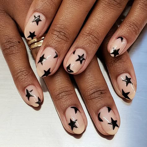 Minimal Star Nail Art, Short Nail Art Stars, Little Nails Ideas, Minimalist Nails Stars, Starry Nail Art, Easy Star Nail Art, Nail Art For Black Skin, Gel Star Nails, Short Nails Shape