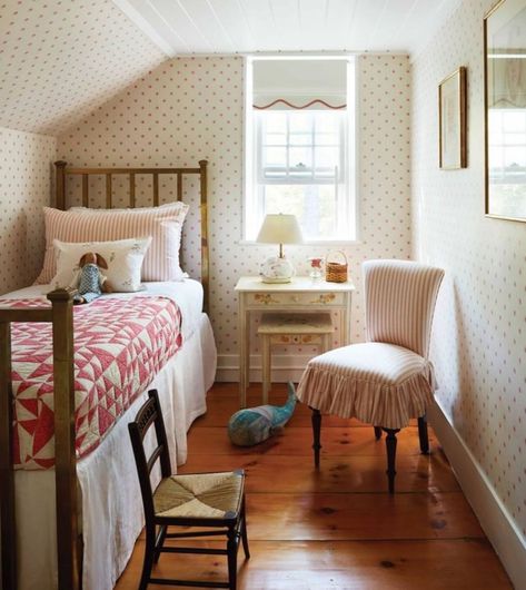 Cape Cod Cottage Bedroom, Coastal Cottage Bedroom Cape Cod, 1940s Cape Cod House, Cape Cod Home Interior, Cottage Kids Room, Cape Cod House Interior Ideas, Cozy Kids Bedroom, Nantucket Bedroom, Cape Cod Interiors