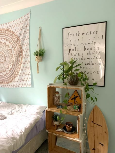 Surfing Aesthetic Bedroom, Beach Themed Rooms Bedrooms, Beach Girl Room Ideas, Boho Beach Room Aesthetic, Beach Room Theme, Surfer Girl Aesthetic Bedroom, Beach Theme Bedroom Aesthetic, Surfer Room Ideas, Hawaii Room Aesthetic