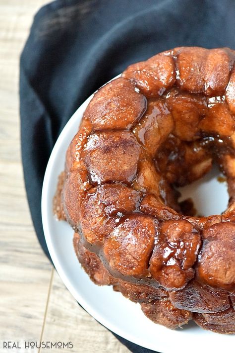 Apple Pie Stuffed Monkey Bread is totally going to be my Thanksgiving breakfast! Stuffed Monkey Bread, Eggnog Glaze, Apple Monkey Bread, Cinnamon Roll French Toast Bake, Homemade Monkey Bread, Cinnamon Roll Monkey Bread, Stuffed Monkey, Monkey Bread Recipe, Sweet Bread Rolls