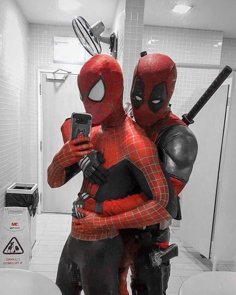 ♥️👬�😍 Deadpool Halloween, Gay Halloween Costumes, Deadpool Y Spiderman, Gay Costume, Spiderman Deadpool, All Spiderman, Deadpool X Spiderman, Deadpool Costume, Couple Cosplay