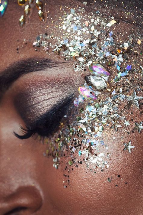 Golden silver face glitter and face gems Coachella Inspired Party, Festival Face Jewels, Glitter Face Paint, Festival Makeup Glitter, Face Glitter, Coachella Inspiration, Festival Face, Carnival Makeup, Festival Glitter