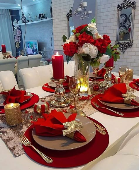 Gold And Red Christmas Table Decor, Red And Gold Dinner Table Decor, Red White Gold Christmas Table Setting, Red Chargers Table Setting Christmas, Christmas Dinner Table Red And Gold, Elegant Family Finner Table Setting For Holiday, Christmas Dinner Table Settings, Christmas Table Decorations Diy, Christmas Dining Table Decor