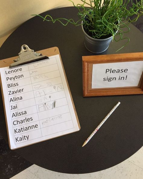 Class Friends, Self Registration, Reggio Emilia Classroom, Reception Classroom, Preschool Names, Reggio Classroom, Eyfs Classroom, Writing Area, Name Activities